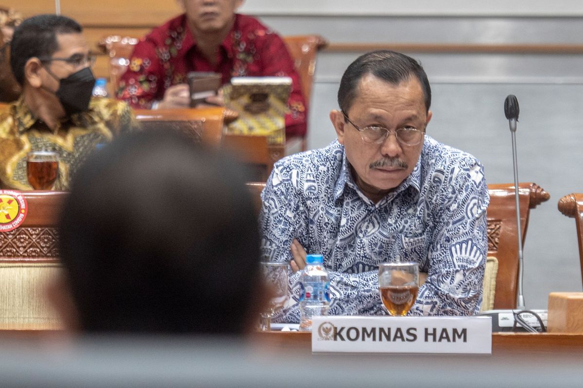 Ketua Komnas HAM Ahmad Taufan Damanik mengikuti Rapat Dengar Pendapat dengan Komisi III DPR di Kompleks Parlemen, Senayan, Jakarta, Kamis (25/8/2022). Rapat tersebut membahas penjelasan laporan keuangan APBN tahun anggaran 2021. ANTARA FOTO/Muhammad Adimaja/wsj.