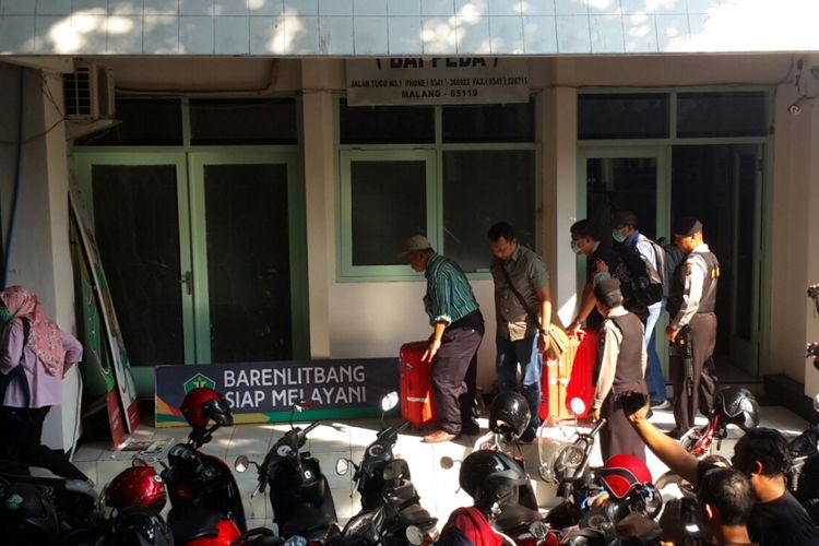 Sejumlah penyidik KPK membawa koper berisi berkas setelah menggeledah Kantor Badan Perencanaan, Penelitian dan Pengembangan (Barenlitbang) Kota Malang, Jumat (11/8/2017)