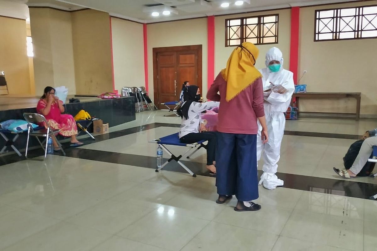 Belasan karyawan pabrik rambut palsu di Kabupaten Purbalingga menempati Gedung Korpri yang digunakan sebagai ruang isolasi darurat pasien Covid-19 karena seluruh rumah sakit rujukan penuh, Jumat (20/11/2020).