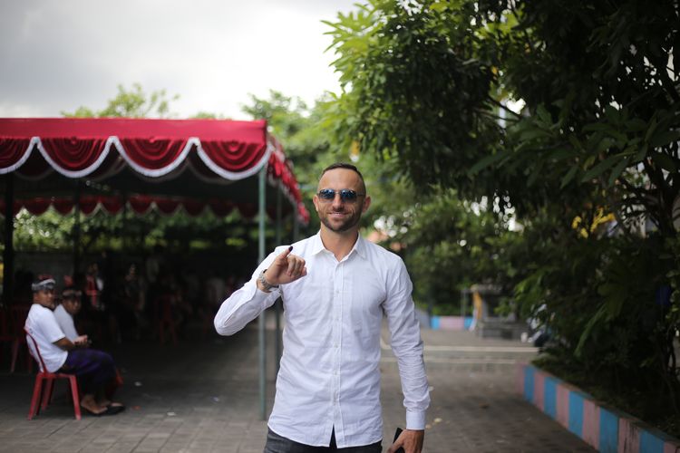 Pemain Bali United Ilija Spasojevic usai menggunakan hak suara saat Pemilu 2024 yang dilaksanakan di Bali, Rabu (14/2/2024) kemarin.