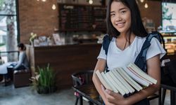 7 Tips Orangtua Membangun Self-Esteem Anak Perempuan 
