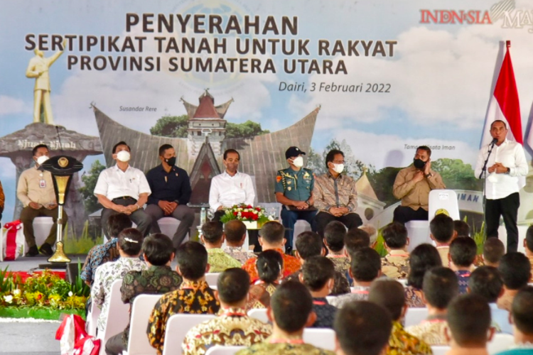 Gubernur Sumut Edy Rahmayadi bersama Presiden Jokowi  menyerahkan sertifikat tanah untuk rakyat di Lapangan Sudirman Sidikalang, Kabupaten Dairi, Kamis (3/2/2022)