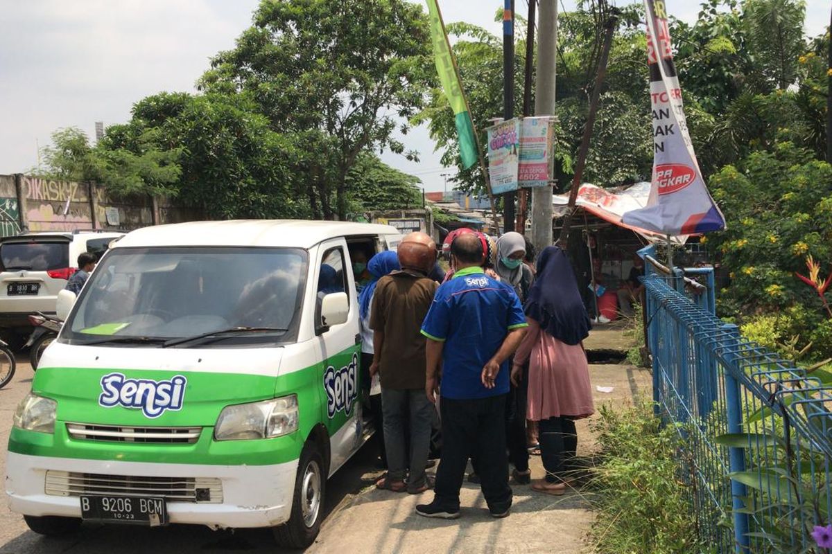 Sensi selaku produsen masker menjual produk mereka dengan berkeliling di Kota Depok, Jawa Barat. Pantauan Kompas.com, ada dua unit mobil yang beroperasi untuk menjual masker Sensi, yakni di wilayah Cilodong dan Jatijajar, Selasa (3/3/2020).