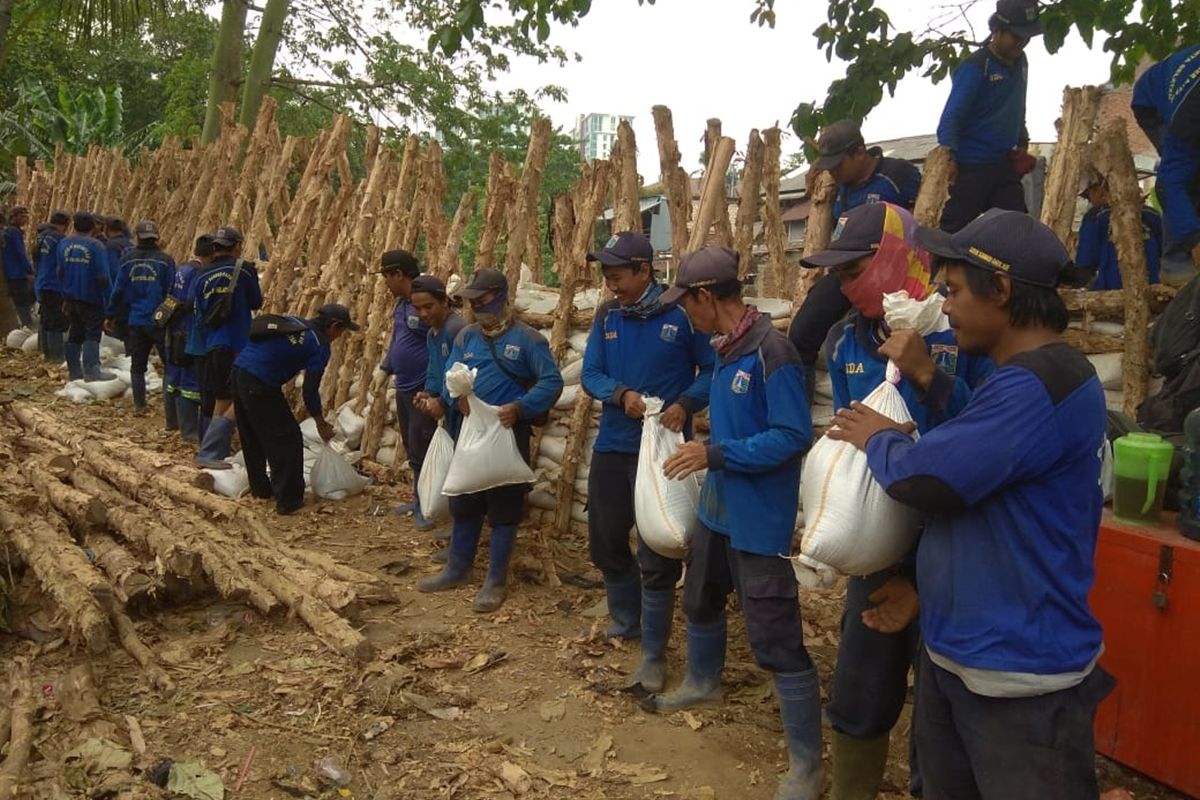 Petugas melakukan pembangunan tanggul sementara di Pancoran, Jakarta Selatan, Jumat (1/11/2019)