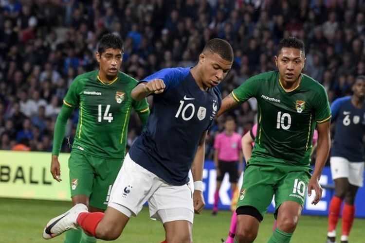 Striker timnas Perancis Kylian Mbappe menggiring bola dalam laga persahabatan melawan Bolivia di Stadion La Beaujoire, Nantes, 2 Juni 2019.
