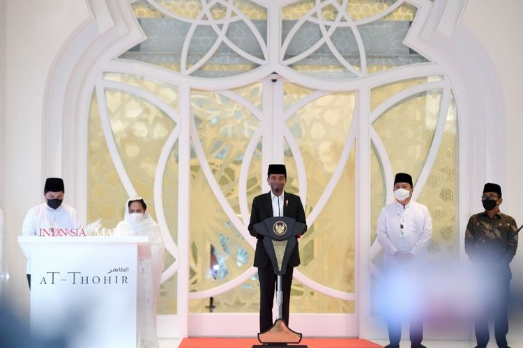 Presiden Joko Widodo saat meresmikan Masjid At-Thohir yang terletak di daerah Tapos, Kota Depok, Provinsi Jawa Barat, Rabu (9/3/2022).
