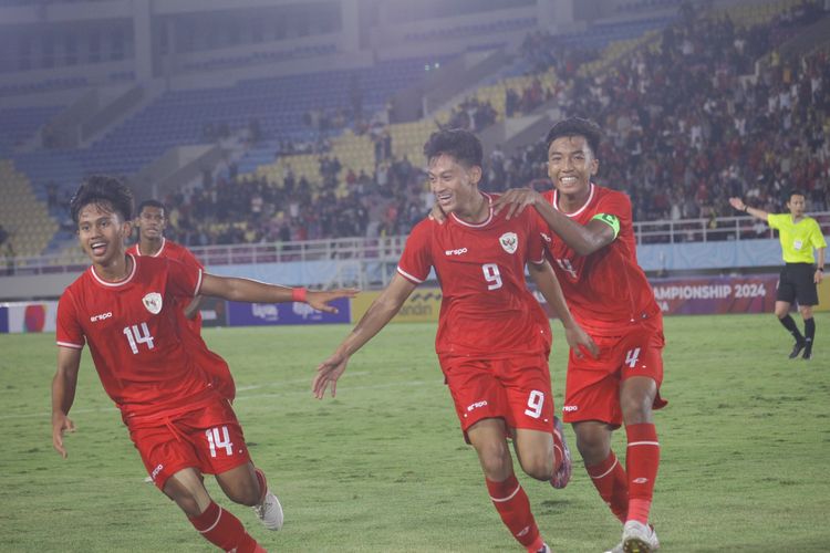 Para pemain Timnas U16 Indonesia merayakan gol Mierza (9) ke gawang Singapura pada laga Piala AFF U16 di Stadion Manahan, Solo, pada Jumat (21/6/2024).