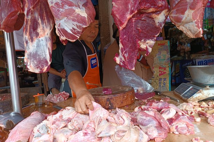 Harga sembako mengalami kenaikan jelang Natal dan tahun baru 2023. Seperti yang terjadi di Pasar Ciputat, Tangsel. Pada Kamis (8/12/2022), harga daging di Pasar Ciputat naik. Salah seorang pedagang bernama Jejen (35) mengatakan, dampak kenaikan harga membuat penjualan semakin lesu. 