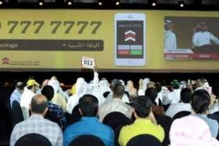 Warga Abu Dhabi antusias menghadiri lelang nomor cantik ponsel belum lama ini.