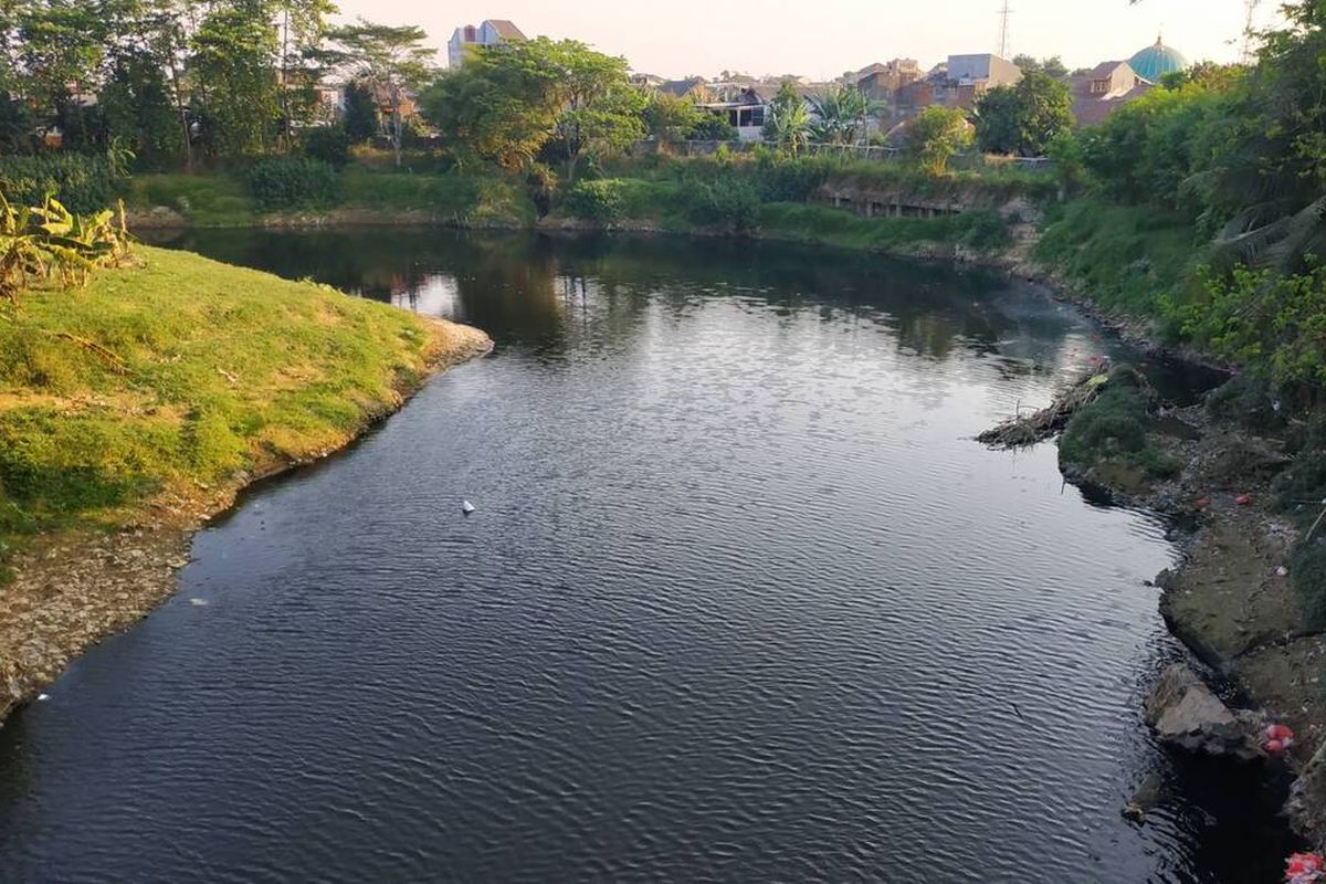 Kali Bekasi berwarna gelap akibat pencemaran di hulu, yakni Kali Cileungsi. Gambar diambil pada Sabtu (20/7/2019).