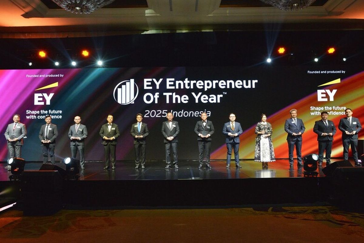 Jajaran Finalis EY Entrepreneur of The Year 2025, Shinta Nurfauzia pada urutan ke-9 dari kiri. 