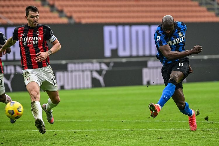 Penyerang Inter Milan Romelu Lukaku melakukan tembakan untuk mencetak gol ketiga dalam pertandingan Serie A Liga Italia AC Milan vs Inter Milan pada 21 Februari 2021 di Stadion San Siro di Milan.