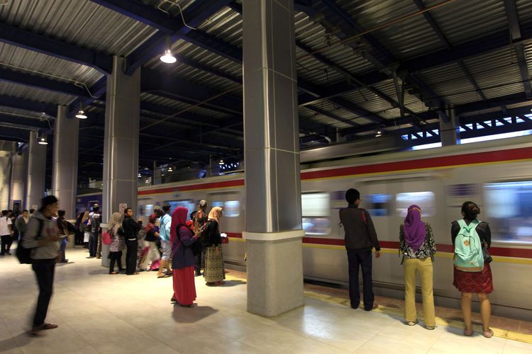 Suasana di Stasiun Kereta Palmerah, Jakarta Pusat, Jumat (12/6/2015). Sejak Sabtu (6/6/2015), pengguna jasa kereta api sudah dapat memanfaatkan lantai 2 Stasiun Palmerah untuk masuk maupun keluar stasiun. KOMPAS IMAGES / KRISTIANTO PURNOMO
