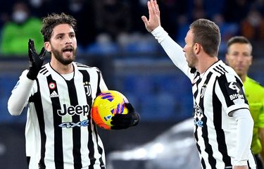 Pemain Juventus Manuel Locatelli merayakan gol ke gawang AS Roma pada lenjutan Liga Italia musim 2021-2022 di Stadion Olimpico, Senin (10/1/2022) dini hari WIB.