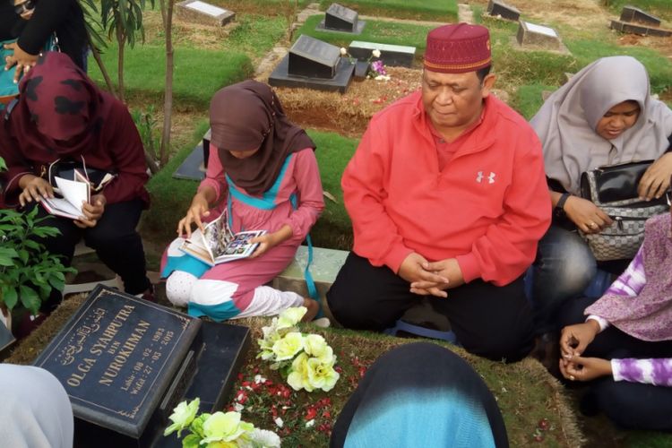 Keluarga dan penggemar berziarah ke makam mendiang presenter Olga Syahputra di TPU Malaka, Pondok Kelapa, Jakarta Timur, Minggu (14/5/2017).