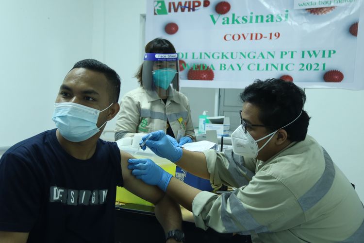 PT IWIP melaksanakan program vaksinasi gotong royong untuk seluruh karyawan beberapa waktu lalu.

