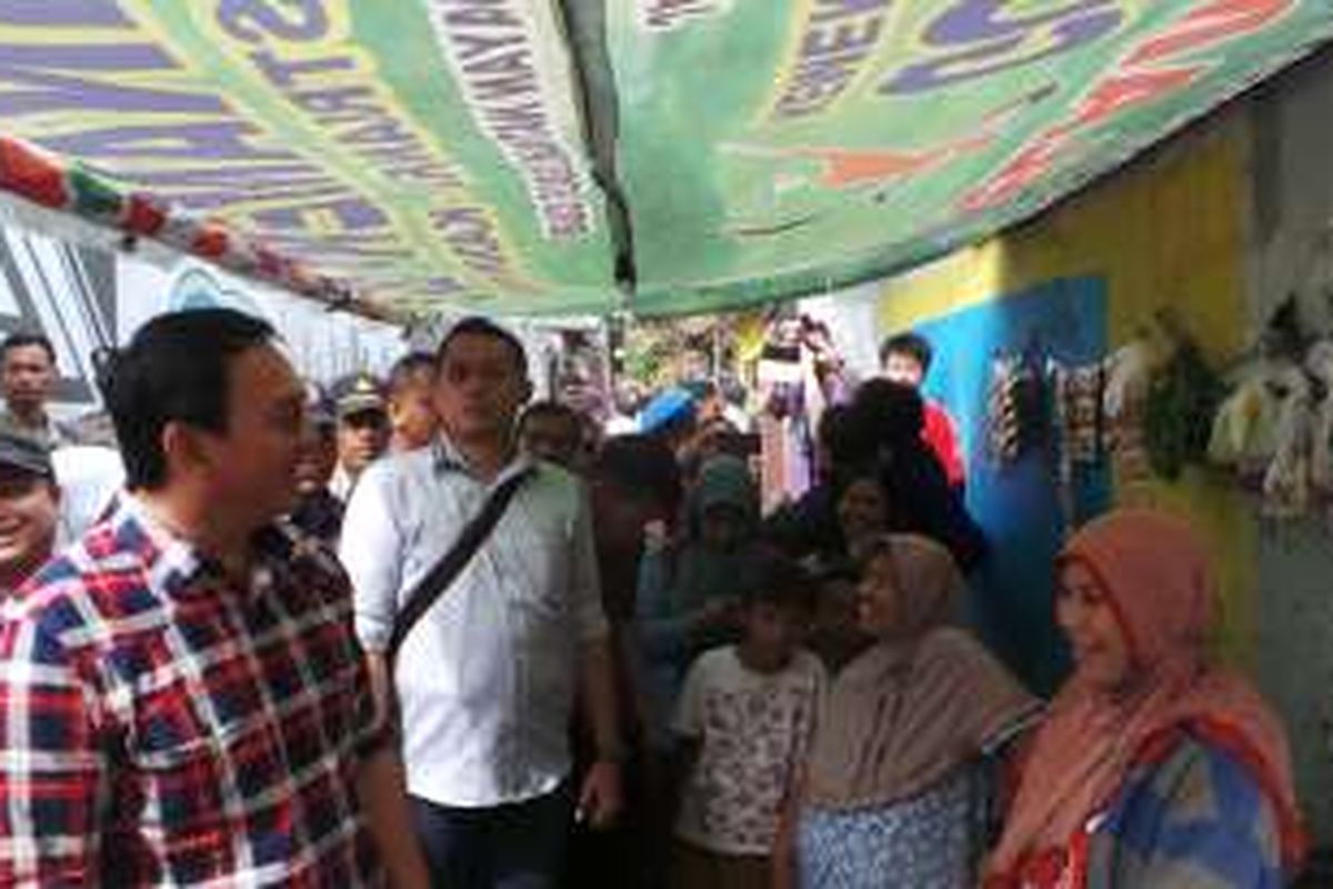 Calon gubernur DKI Jakarta Basuki Tjahaja Purnama atau Ahok saat berkampanye di Gang Pepaya, Lenteng Agung, Jakarta Selatan, Jumat (6/1/2017).