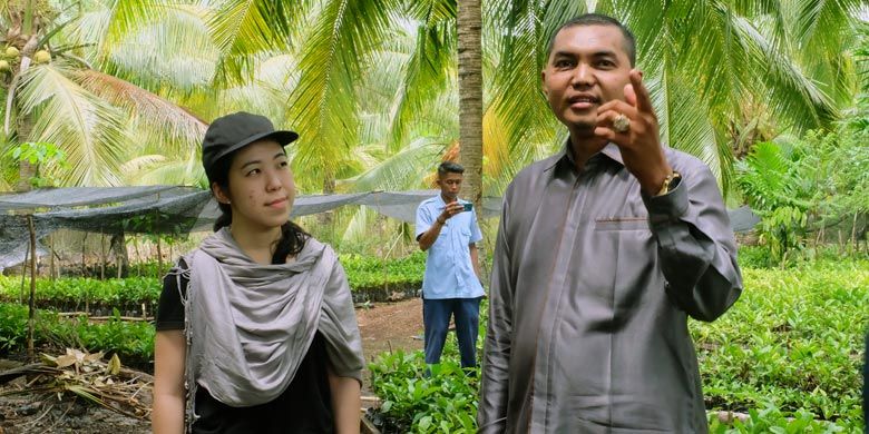 Barista Indonesia bersertifikat internasional Evani Jesslyn saat berbincang bersama Al Hakim yang menjabat sebagai Ketua Indikasi Geografis (IG) Kopi Liberika Rangsang Meranti. 