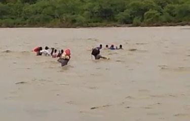 Video Viral Warga Kabupaten Kupang Bertaruh Nyawa Terobos Sungai ...