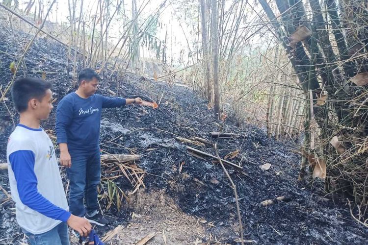 Olah TKP kasus seorang warga di Kecamatan Sambirejo, Kabupaten Sragen, Jawa Tengah (Jateng), meninggal dunia terbakar saat membakar sampah dedaunan kering, pada Rabu (11/10/2023).
