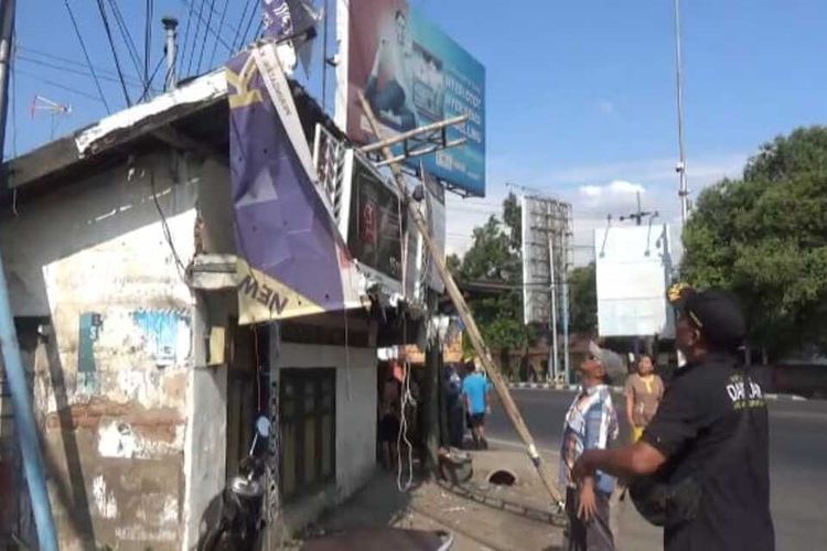 Lokasi pekerja pemasang spanduk tersengat listrik dan terjatuh, di Gambiran, Mojoagung, Jombang, Jawa Timur, Kamis (27/6/2024).