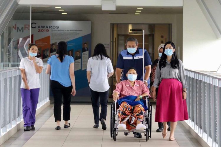 Ani Yudhoyono didampingi oleh Presiden keenam RI Susilo Bambang Yudhoyono dan menantunya Anissa Pohan, saat keluar dari ruang perawatan di National Universtiy Hospital, Singapura, Kamis (16/5/2019).