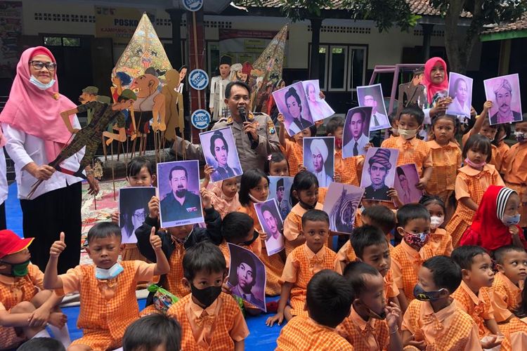 Kapolsek Pare AKP Bowo Wicaksono saat membawakan wayang edukasi tema keteladanan pahlawan di TK Dharma Wanita Desa Darungan, Kecamatan Pare, Kabupaten Kediri, Jawa Timur, Rabu (9/11/2022).