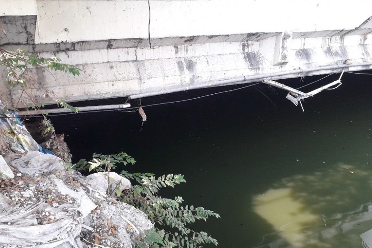 Jaring yang berada di Kali Anak Ciliwung, Jalan Gunung Sahari, Jakarta Utara, telah dilepas menadakan dihentikan sementaranya proses pencarian buaya di sana, Kamis (11/10/2019).