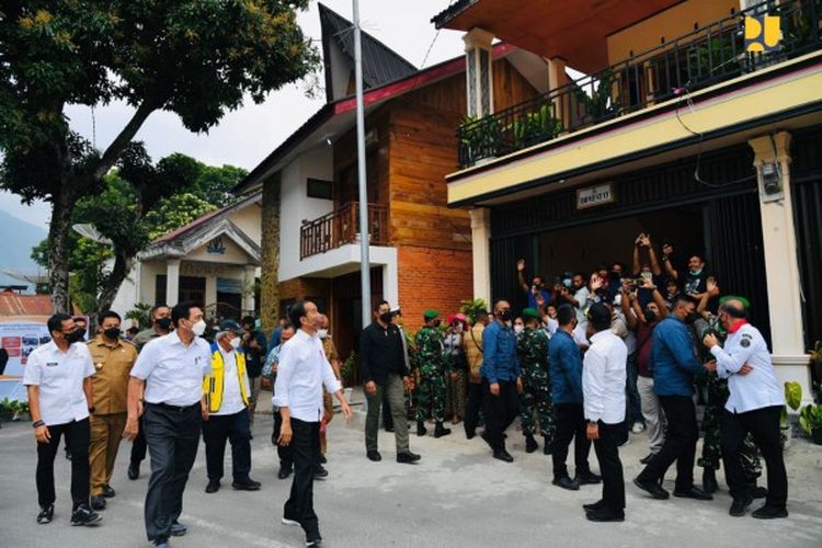 Presiden Joko Widodo saat mengunjungi Sarhunta di Kabupaten Samosir pada Kamis (3/2/2022). Ia didampingi Menteri PUPR, Basuki Hadi Muljono, Menteri Koordinator Bidang Kemaritiman Luhut Binsar Pandjaitan, Menteri Pariwisata dan Ekonomi Kreatif Sandiaga Uno, Anggota Komisi V DPR RI Jhoni Allen Marbun dan Gubernur Sumatera Utara Edy Rahmayadi