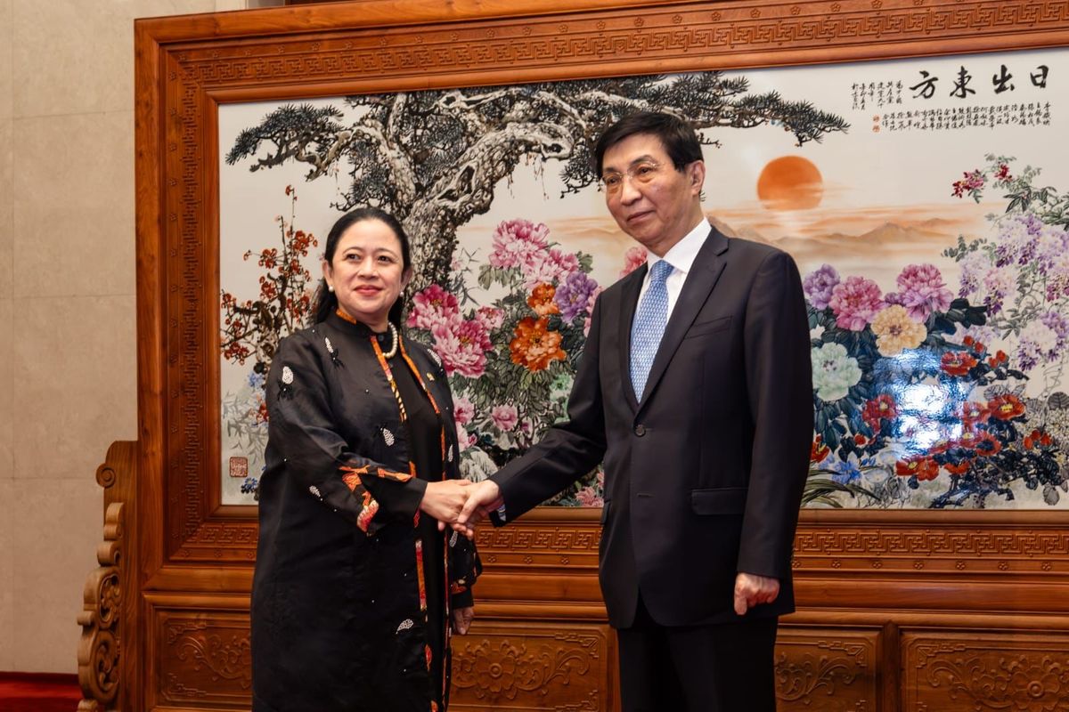 Ketua Dewan Perwakilan Rakyat (DPR) Republik Indonesia (RI) Puan Maharani saat melakukan pertemuan bilateral dengan CPPCC diterima langsung oleh Ketua CPPCC Wang Huning di Gedung Great Hall of The People (Balai Agung Rakyat). Foto: Ist/vel
