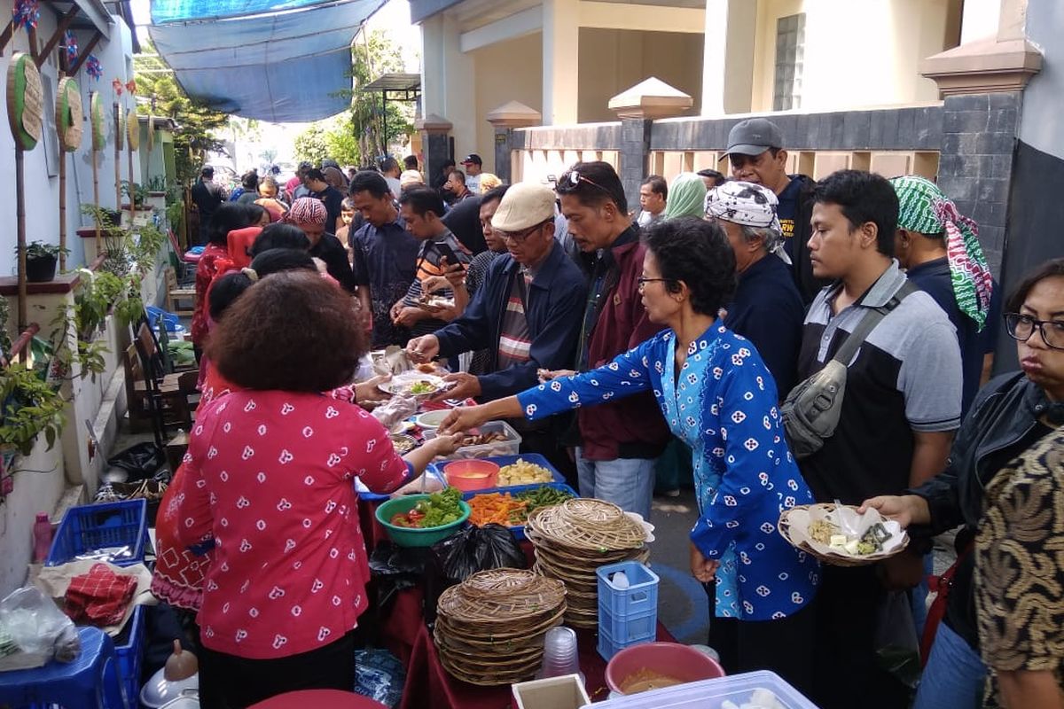 Warga Kampung Kitiran Yosoroto RT 002/RW 008, Kelurahan Purwosari, Kecamatan Laweyan, Solo, Jawa Tengah menjamu banyak orang yang tengah berminat belajar pengelolaan sampah di kampung mereka. Foto diambil sebelum pandemi Covid-19. Warga Kampung Kitiran kini bisa menukar sampah dengan batangan emas.