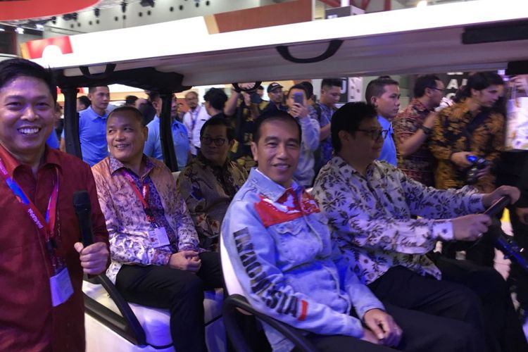 Presiden Joko Widodo berkeliling di lokasi pameran IIMS 2018, JIEXpo, Kemayoran, Jakarta Pusat, Kamis (19/4/2018), bersama CEO Kompas Gramedia Liliek Oetama (di belakangnya), Menteri Perindustrian Airlangga Hartarto (menyetir), dan Sekretaris Kabinet Indonesia Pramono Anung.