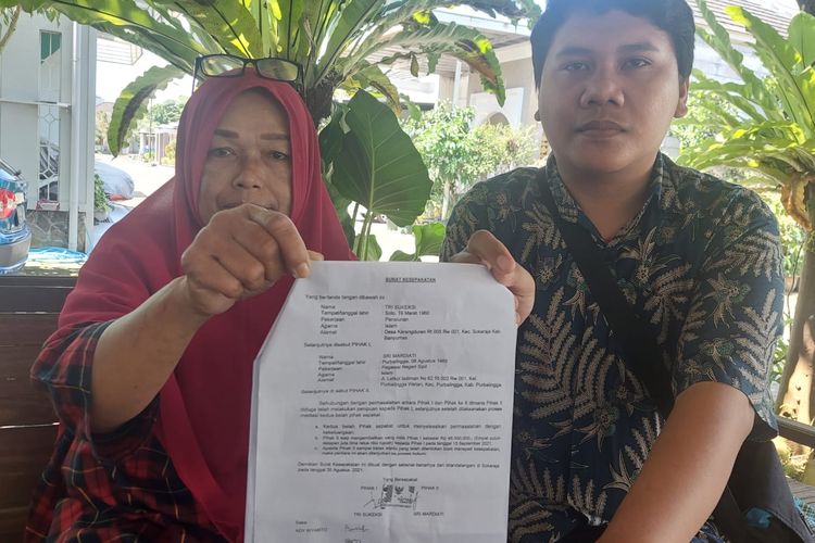 Tri Sukeksi dan anaknya yang diduga menjadi korban penipuan oknum ASN Pemkab Purbalingga.