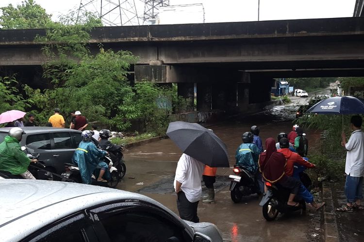 Kondisi Jalan Raya Kalimalang arah Jakarta macet total imbas banjir yang terjadi di bawah kolong Tol Pondok Kelapa akibat hujan deras yang melanda Kota Bekasi sejak Sabtu (6/7/2024) pagi.