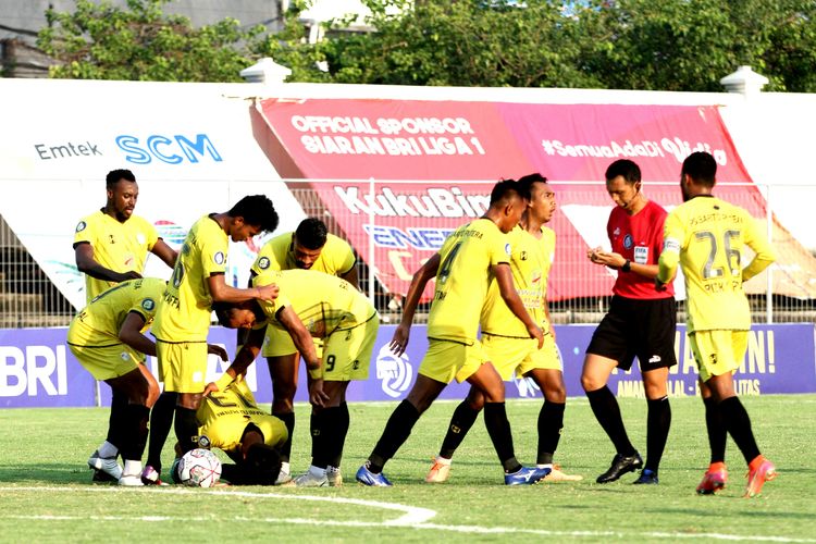 Pemain Barito Putera, Bayu Pradana, melakukan selebrasi bersama rekan setimnya usai menjebol gawang Persita Tangerang, dalam laga Liga 1 2021-2022 di Stadion Kompyang Sujana, Bali, Kamis 24 Maret 2022.