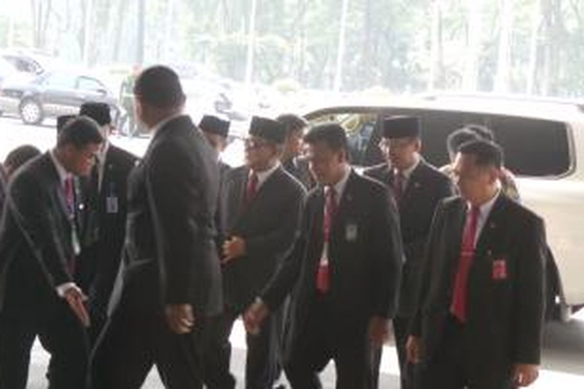 Ketua Umum Partai Gerindra Prabowo Subianto (tengah) hadir di acara pelantikan Joko Widodo dan Jusuf Kalla sebagai Presiden dan Wakil Presiden RI di Gedung MPR/DPD/DPR RI, Senin (20/10/2014) pagi.