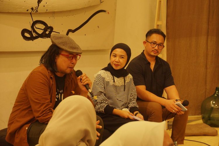 Ratu Agi (tengah) saat membagikan kisahnya melepaskan diri dari gangguan mental yang dideritanya. 