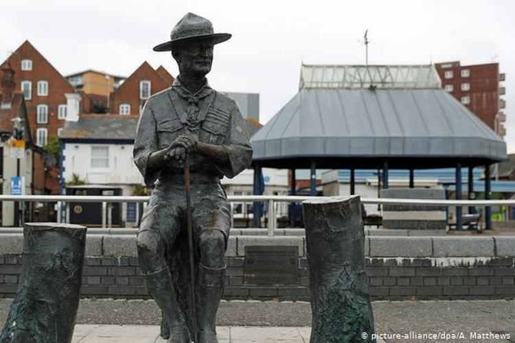 Patung Robert Baden-Powell di Inggris.