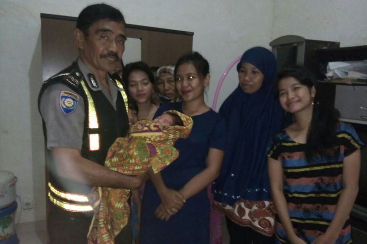 Aparat kepolisian tengah melakukan penyelidikan terkait penemuan bayi berjenis kelamin perempuan di tepi danau Mawang, Kabupaten Gowa, Sulawesi Selatan. Jumat, (7/7/2017).