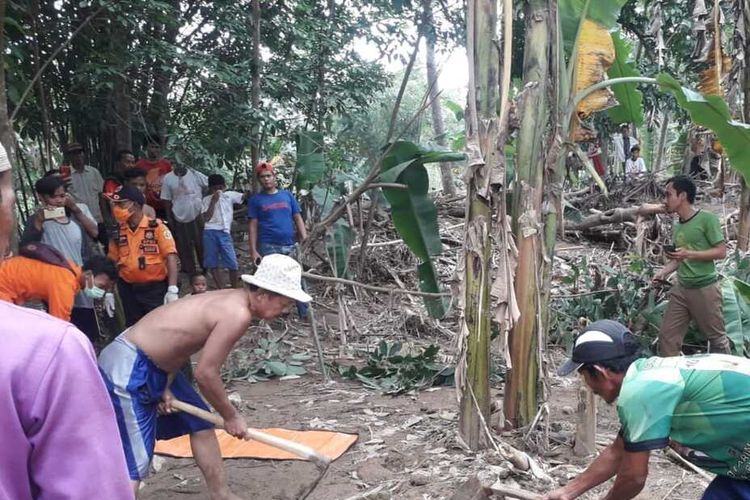 Anggota Kepolisian, TNI, dan BPBD mengevakuasi korban yang ditemukan tertimbun lumpur di
pinggir Sungai Cidurian, Kampung Roke, Desa Neglasari, Kecamatan Jasinga, Kabupaten Bogor, Jawa Barat, Selasa (14/1/2020).