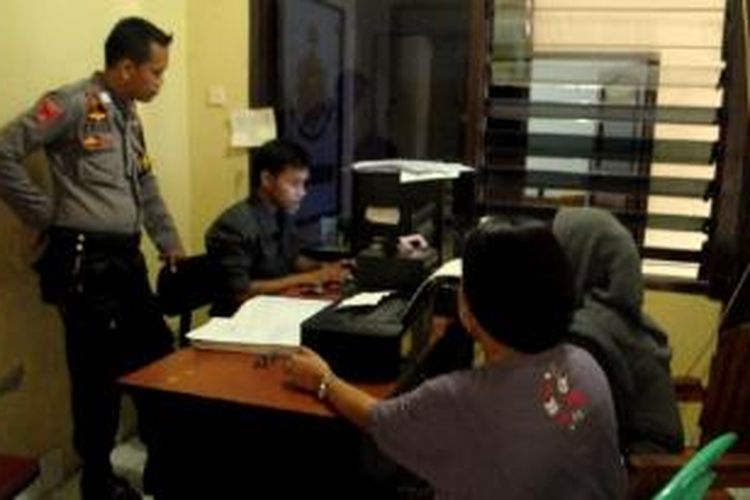 Dua korban penipuan CPNS sedang membuat laporan di Polres Kolaka, Kamis (9/1/2014).
