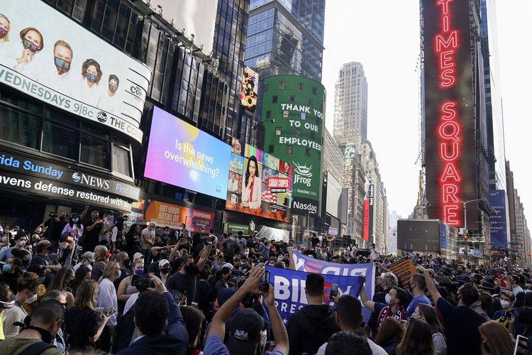 Warga New York berkumpul di Times Square untuk merayakan kemenangan Joe Biden dan kekalahan Donald Trump di pilpres AS, pada Sabtu (7/11/2020).