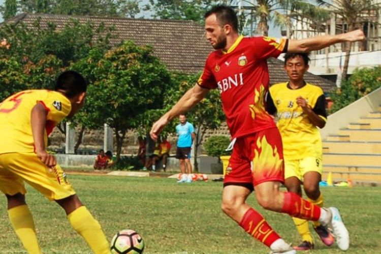 Penyerang Bhayangkara FC, Ilija Spasojevic, saat berusaha melewati pemain Bhayangkara FC U-19 di Lapangan Mako Brimob, Kelapa Dua, Depok. Kamis (17/8/2017).