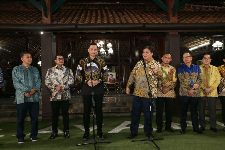 Ketua Umum Partai Golkar Airlangga Hartarto bersama Ketua Umum Partai Demokrat Agus Harimurti Yudhoyono memberikan keterangan pers seputar pertemuan mereka di kediaman Ketua Majelis Tinggi Partai Demokrat Susilo Bambang Yudhoyono di Puri Cikeas, Bogor, Sabtu (29/4/2023).