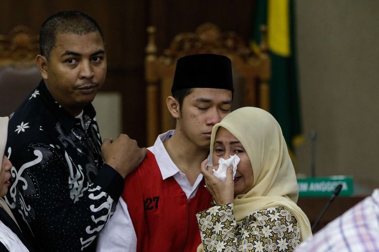 Lutfi Alfiandi (20), tak kuasa menahan tangis saat bertemu ibunya, Nurhayati Sulistya usai sidang di Pengadilan Negeri Jakarta Pusat, Rabu (8/01/2020) siang. Lutfi adalah pemuda yang fotonya viral sedang menggenggam bendera Merah Putih saat kerusuhan di kawasan DPR, Jakarta, September 2019.