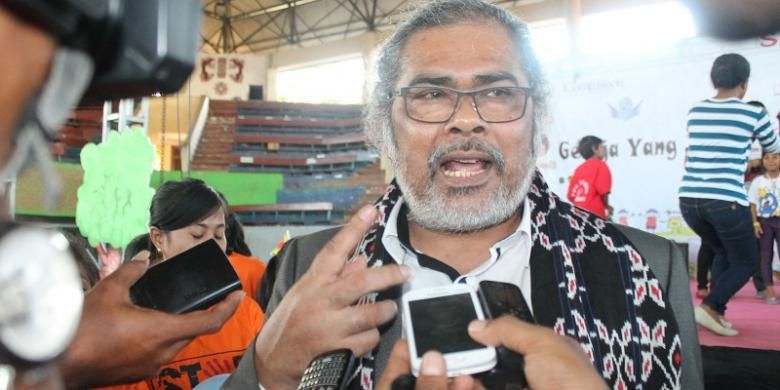 Ketua Komisi Nasional Perlindungan Anak (Komnas PA), Aris Merdeka Sirait, saat diwawancarai sejumlah wartawan di Kupang, Rabu (22/7/2015)