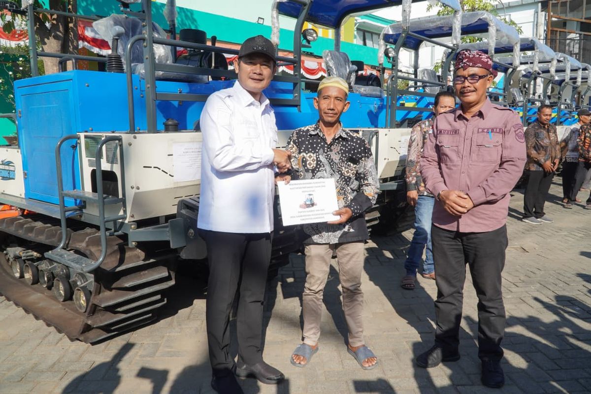 Bupati Lamongan Yuhronur Efendi saat menyerahkan secara simbolis mesin rotavator kepada tujuh kelompok tani (poktan) di Kantor Dinas Ketahanan Pangan dan Pertanian Lamongan pada Kamis (11/5/2026).
