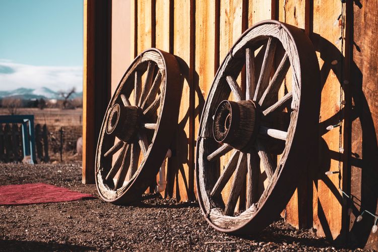 Ilustrasi penemuan roda. Sejarah penemuan roda menjadi penemuan yang mengubah dunia yang mendorong dimulainya perkembangan alat transportasi darat.
