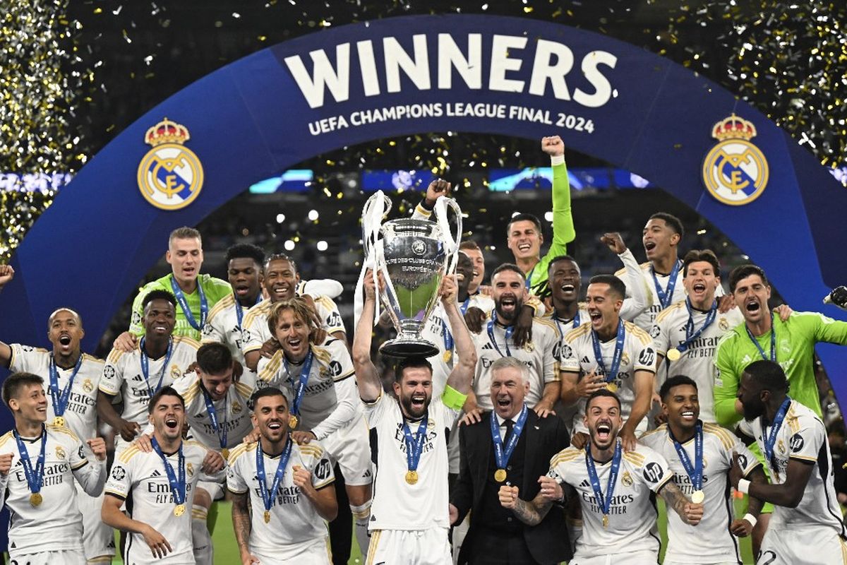 Real Madrid merayakan gelar Liga Champions 2023-2024 usai menang 2-0 atas Borussia Dortmund di Stadion Wembley, London, Inggris, Minggu (2/6/2024) dini hari WIB. (Photo by INA FASSBENDER / AFP)