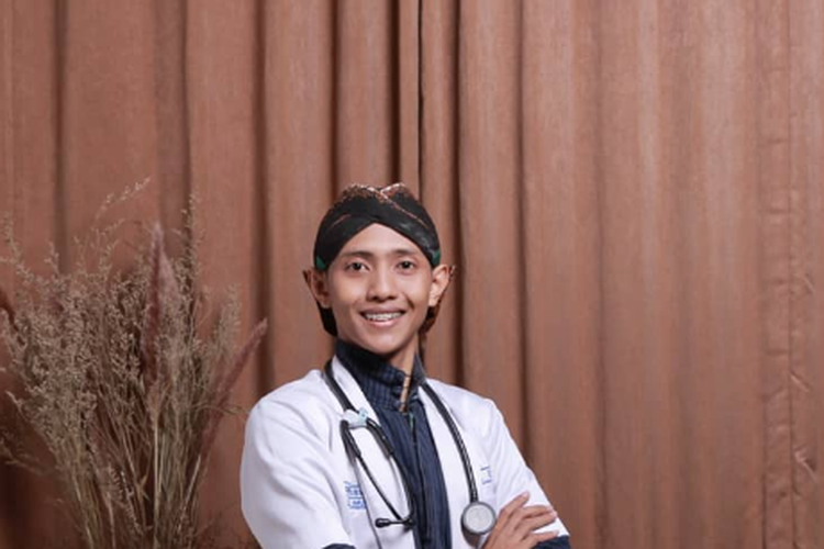 Inggar Bagus Wibisana pemuda yang berprofesi sebagai dokter serta mengabdi sebagai abdi dalem keraton Yogyakarta